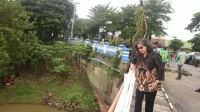Pj Walikota Kediri, Zanariah, saat memantau jalannya proses pembersihan sampah dibawah jembatan lama