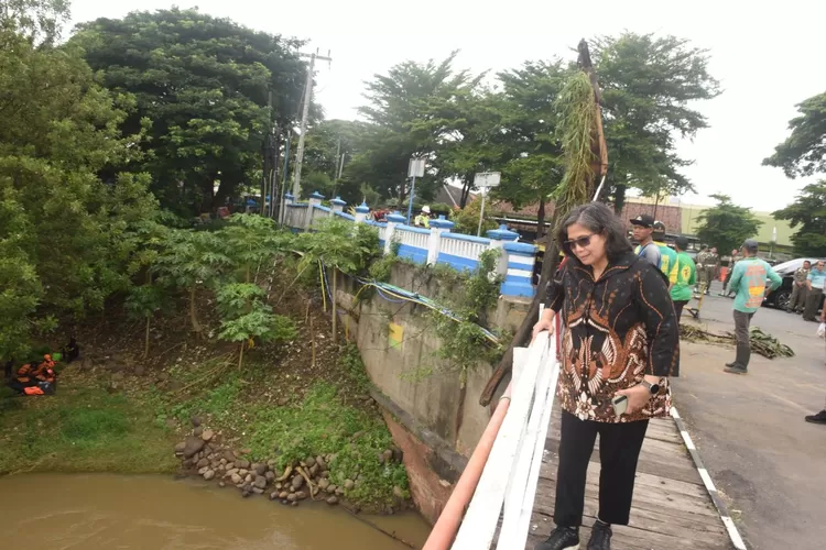 Pj Walikota Kediri, Zanariah, saat memantau jalannya proses pembersihan sampah dibawah jembatan lama