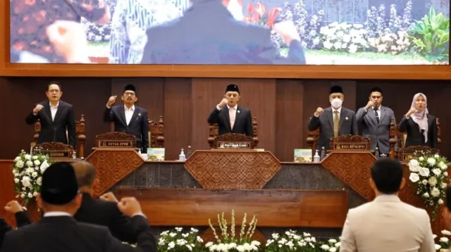 Penjabat (Pj) Gubernur Jawa Timur Adhy Karyono (kiri), saat sidang Paripurna bersama DPRD Jatim di Gedung DPRD Jatim, Surabaya, Senin (20/1/2025). (ANTARA)