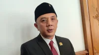 Wakil Ketua DPRD Jawa Timur, Deni Wicaksono, saat memberikan keterangan beberapa waktu lalu di Surabaya. (ANTARA)