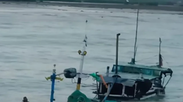 Kapal nelayan Branta, Pamekasan, Jawa Timur yang tenggelam, Kamis (30/1/2025) karena mengalami kebocoran pada lambung kapal. (ANTARA)