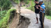 Warga melihar dari dekat kondisi jalan alternatif penghubung dua kecamatan yang amblas terseret longsor di Wagir Lor, Ponorogo, Rabu (15/1/2025) (ANTARA/HO - Prastyo) Warga melihar dari dekat kondisi jalan alternatif penghubung dua kecamatan yang amblas terseret longsor di Wagir Lor, Ponorogo, Rabu (15/1/2025) (ANTARA/HO - Prastyo)