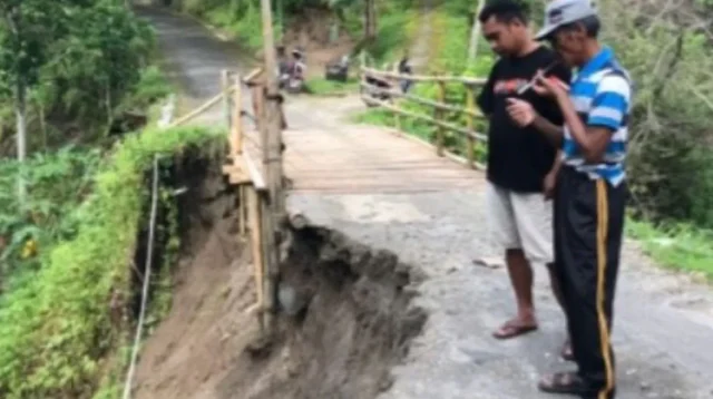 Warga melihar dari dekat kondisi jalan alternatif penghubung dua kecamatan yang amblas terseret longsor di Wagir Lor, Ponorogo, Rabu (15/1/2025) (ANTARA/HO - Prastyo) Warga melihar dari dekat kondisi jalan alternatif penghubung dua kecamatan yang amblas terseret longsor di Wagir Lor, Ponorogo, Rabu (15/1/2025) (ANTARA/HO - Prastyo)