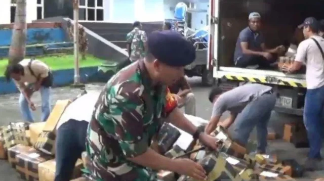 TNI AL dari Lanal Batuporon Bangkalan menyita rokok ilegal dalam operasi kemanan laut yang digelar di Suramadu, Jumat (17/1/2025). (ANTARA/ HO-Lanal Batuporon Bangkalan)