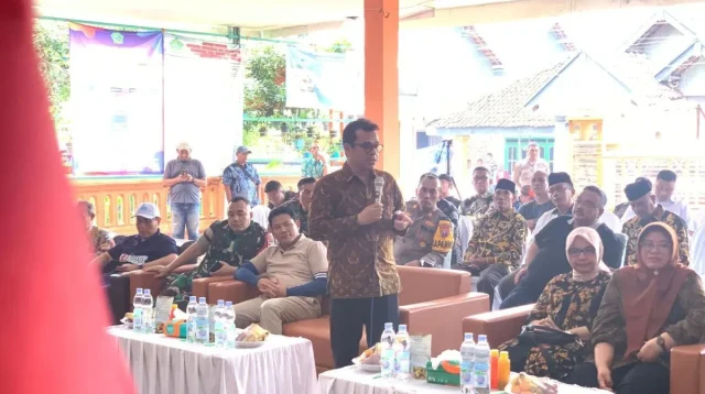 Wamen Komdigi Nezar Patria saat berdiskusi dengan warga Desa Tambak Kalisogo, Kecamatan Jabon, Kabupaten Sidoarjo, Jumat (3/1/2025). (ANTARA/Fahmi Alfian) Wamen Komdigi Nezar Patria saat berdiskusi dengan warga Desa Tambak Kalisogo, Kecamatan Jabon, Kabupaten Sidoarjo, Jumat (3/1/2025). (ANTARA/Fahmi Alfian)
