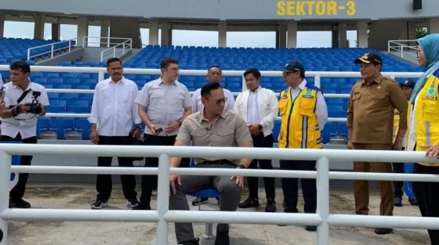Menko Infrastruktur dan Pembangunan Kewilayahan Agus Harimurti Yudhoyono saat mencoba bangku penonton di sektor penyandang disabilitas di Gelora Delta Sidoarjo, Senin (13/1/2025). (ANTARA)