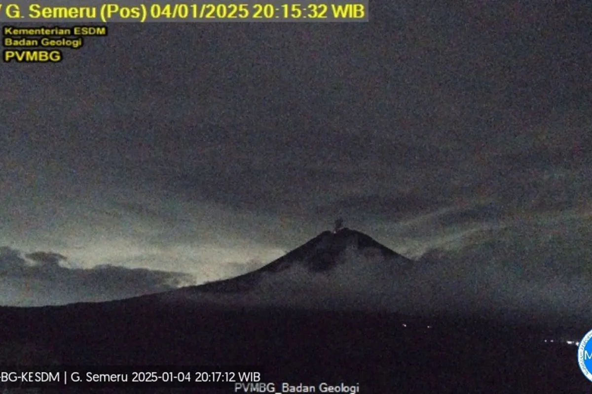 Gunung Semeru kembali erupsi dengan letusan setinggi 700 meter di atas puncak pada Sabtu (4/1/2025). ANTARA/HO-PVMBG