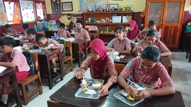 Simulasi Makan Bergizi Gratis di SDN Kepatihan 5 Jember pada Rabu (8/1/2025) (ANTARA/Zumrotun Solichah)