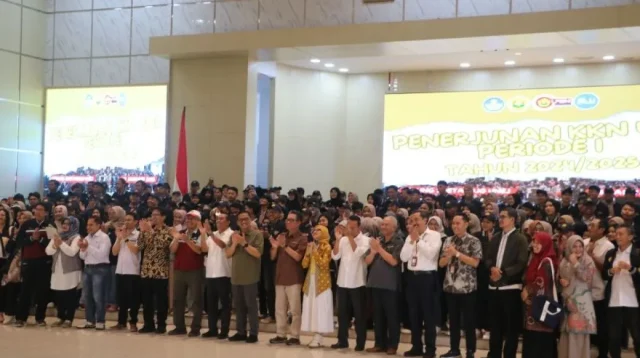 Rektor Unej Iwan Taruna dan Ketua LP2M Unej Yuli Witono foto bersama para dosen dan mahasiswa yang akan melaksanakan KKN di sejumlah desa dalam pelepasan mahasiswa KKN di Gedung Soetardjo Unej, Senin (13/1/2025). (ANTARA)