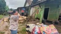 Warga meratapi rumahnya yang risak akibat terjangan banjir bandang di Dusun Josaren, Desa Sugihwaras, Kecamatan Saradan, Kabupaten Madiun, Jawa Timur, Rabu (29/1/2025). Bajir bandang tersebut menyebabkan jembatan desa putus, 10 KK terisolasi, dan 135 rumah warga terdampak, bahkan beberapa di antaranya jebol karena hantaman air deras dan material batu serta lumpur. ANTARA