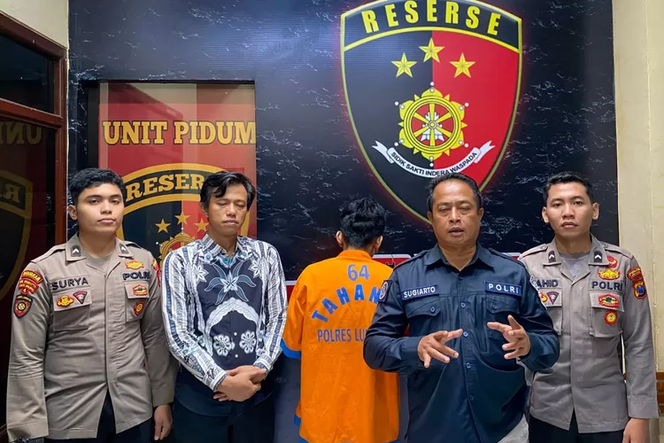 Pelaku ketika diamankan di Sat Reskrim Polres Lumajang, Jum'at (3/1/2025). (foto: humas untuk jatimhariini.co.id)