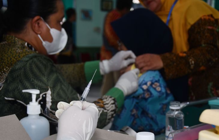 Petugas kesehatan menyiapkan vaksin imunisasi Human Papillomavirus (HPV) sebelum disuntikkan kepada murid perempuan saat Pencanangan Imunisasi Kejar HPV untuk siswi kelas IX SMP/MTs di Kota Madiun