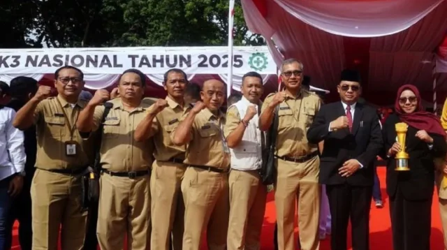 Kota Madiun menerima Penghargaan Kesehatan dan Keselamatan Kerja (K3) tingkat Jatim, bersamaan dengan Apel Bulan Keselamatan dan Kesehatan Kerja Nasional 2025 di Lapangan Bola Prapat Kurung Surabaya, Senin (13/1/2025). ANTARA/HO-Diskominfo Kota Madiun