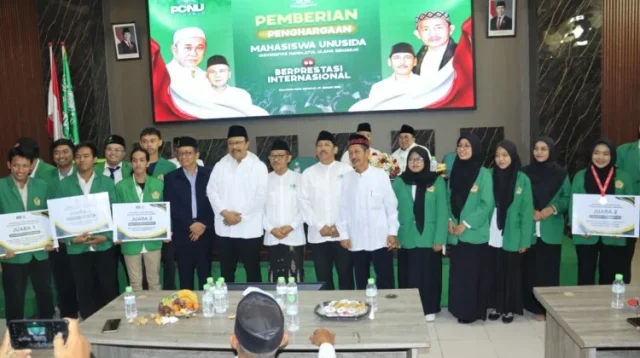 pemberian Penghargaan kepada Mahasiswa Unusida Berprestasi Internasional yang dilakukan oleh mensos