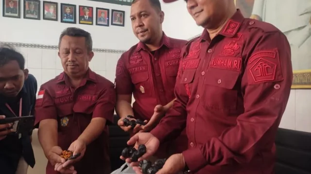 Petugas lapas menunjukkan barang bukti masakan kering tempe yang diduga dicampur dengan pil dobel l di Lapas Kelas II B Blitar, Jawa Timur. ANTARA