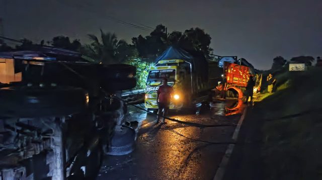 Truk terguling di jalur penghubung Jombang dan Mojokerto. [Zainul Arifin]