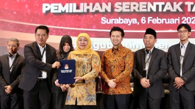 Ketua Komisi Pemilihan Umum (KPU) Jawa Timur, Aang Khunaifi menyerahkan berita acara penetapan Khofifah Indar Parawansa dan Emil Elestianto Dardak sebagai Gubernur dan Wakil Gubernur Terpilih Hasil Pemilihan Serentak 2024, di Surabaya, Kamis (6/2/2025). (ANTARA)