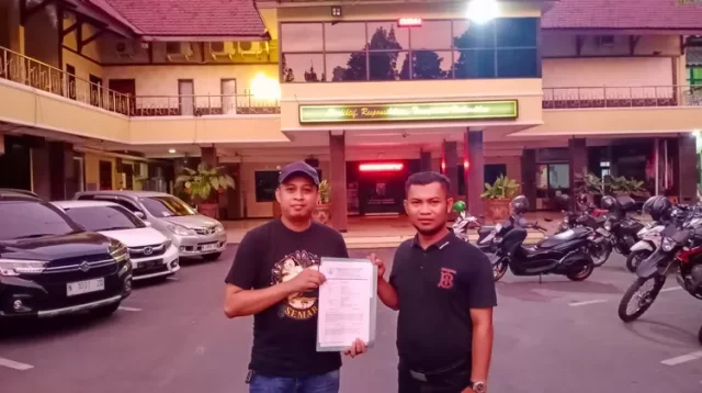 Mohammad Aris, SH dan Wahyu Dwi Cahyono, SH, kuasa hukum dari korban ketika mendatangi Polres Lumajang, Jum'at (7/2/2025). (jatimhariini.co.id)