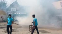 Pemberantasan sarang nyamuk oleh petugas medis di salah satu sekolah di Kabupaten Sumenep, Jawa Timur, Kamis (6/2/2025) dengan pengasapan. ANTARA