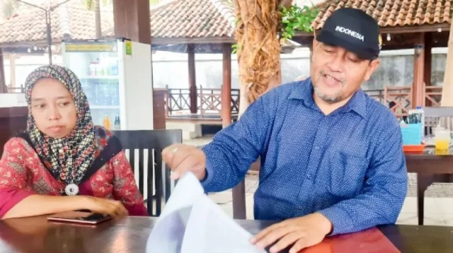 Supriyono, kuasa hukum Ketua Pokmas Srikandi Situbondo Yessi Rahamtillah saat memberikan keterangan kepada wartawan di Situbondo, Jawa Timur. ANTARASupriyono, kuasa hukum Ketua Pokmas Srikandi Situbondo Yessi Rahamtillah saat memberikan keterangan kepada wartawan di Situbondo, Jawa Timur. ANTARA/Novi Husdinariyanto