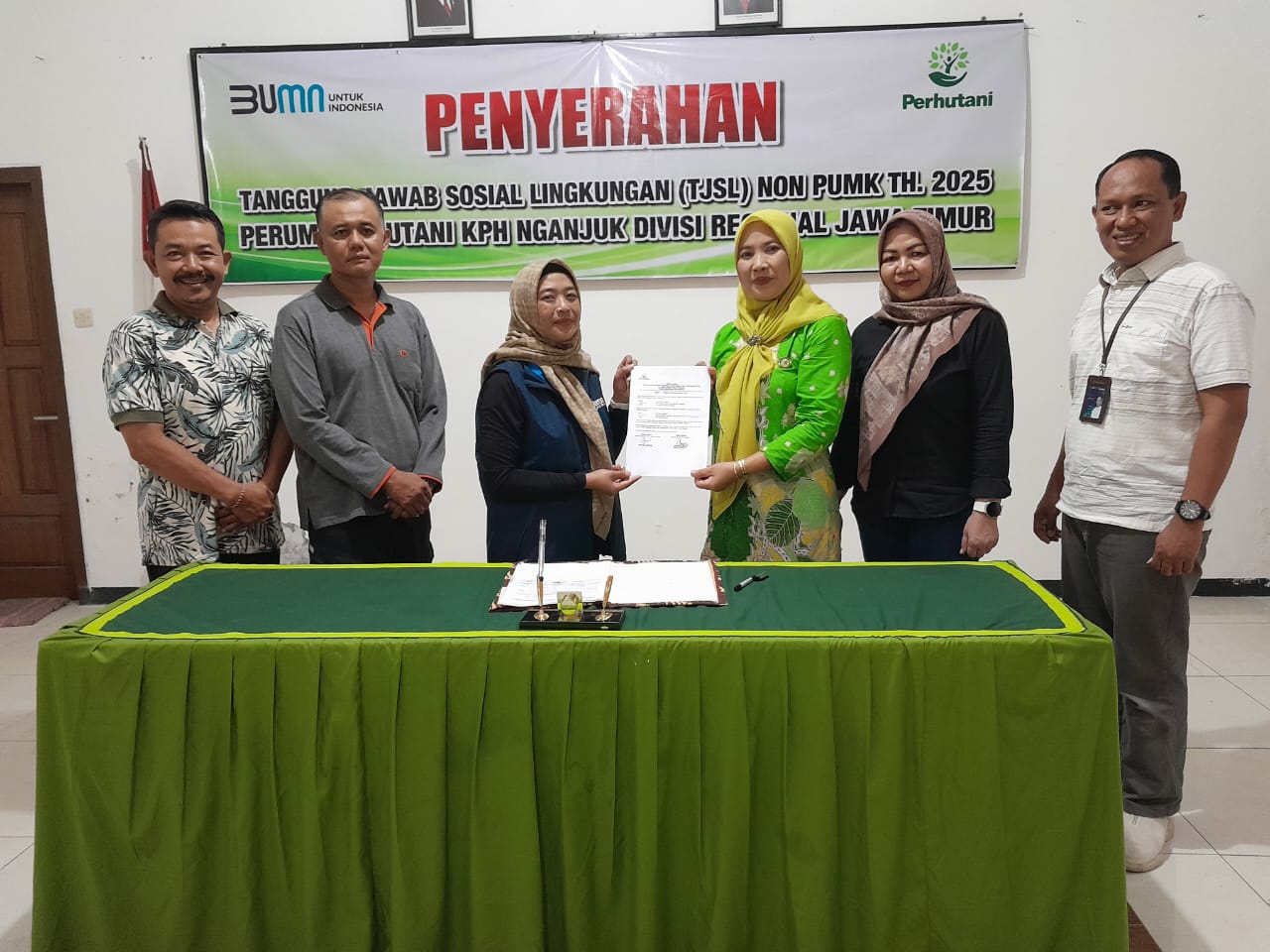 perhutani nganjuk salurkan bantuan tk tunas rimba
