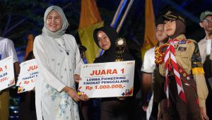 Kepala Disparpora Kabupaten Madiun Puji Rahmawati Saat Menyerahkan Hadiah Juara 1