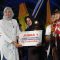 Kepala Disparpora Kabupaten Madiun Puji Rahmawati Saat Menyerahkan Hadiah Juara 1