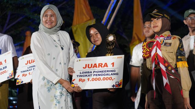 Kepala Disparpora Kabupaten Madiun Puji Rahmawati Saat Menyerahkan Hadiah Juara 1