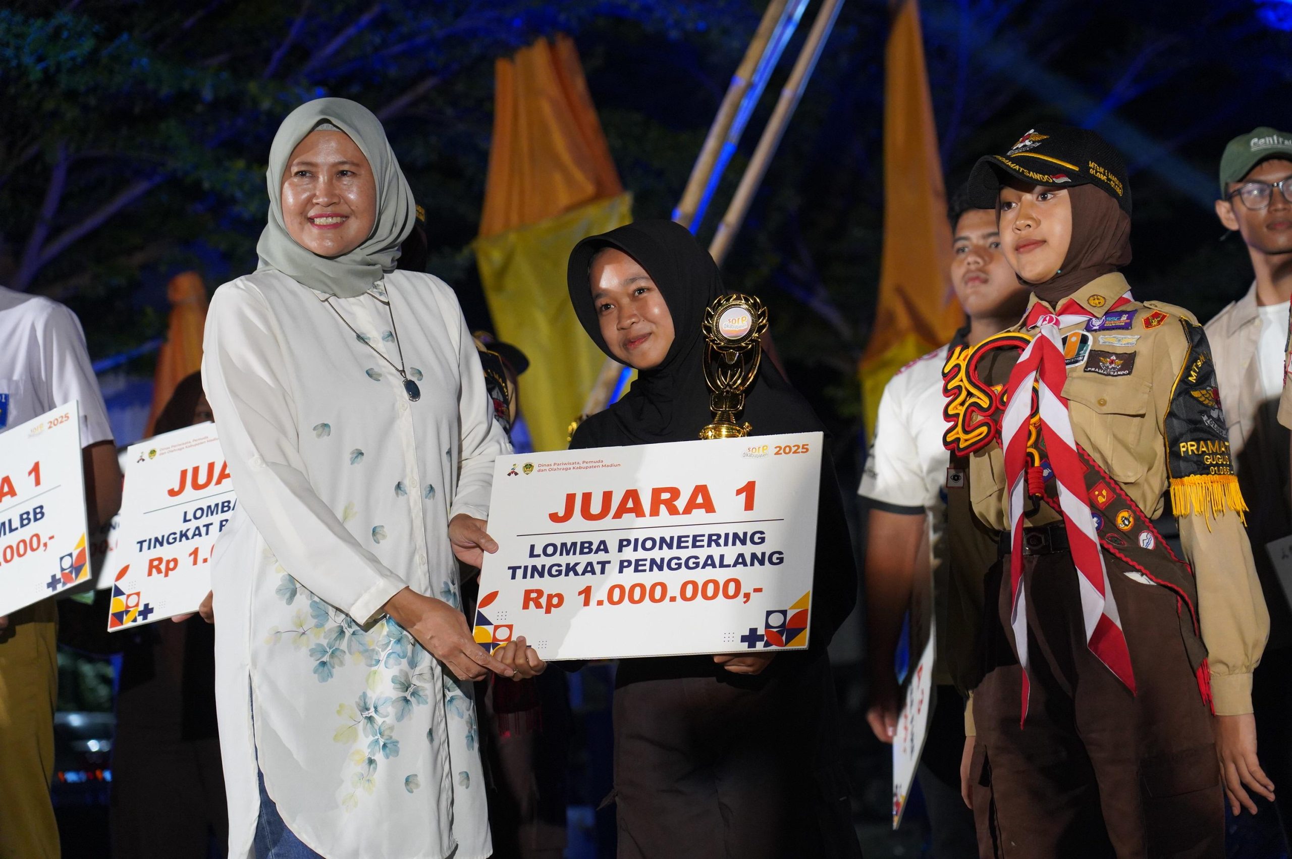 Kepala Disparpora Kabupaten Madiun Puji Rahmawati Saat Menyerahkan Hadiah Juara 1